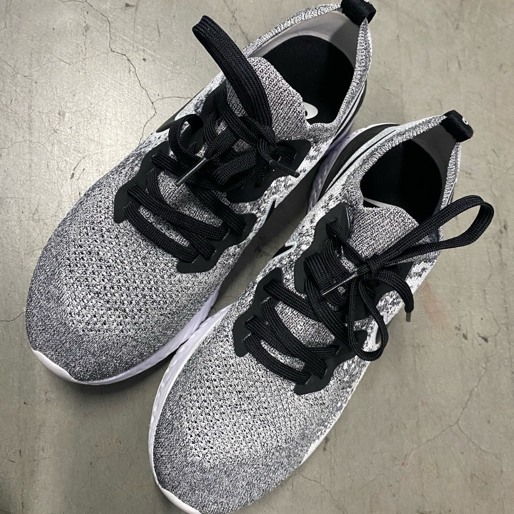 Athletic shoes - Picture 3 of 4